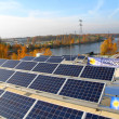 PV-Anlage auf einem Flachdach mit Fahne Deutschlands 1.000.000 Solarstrom-Anlage
